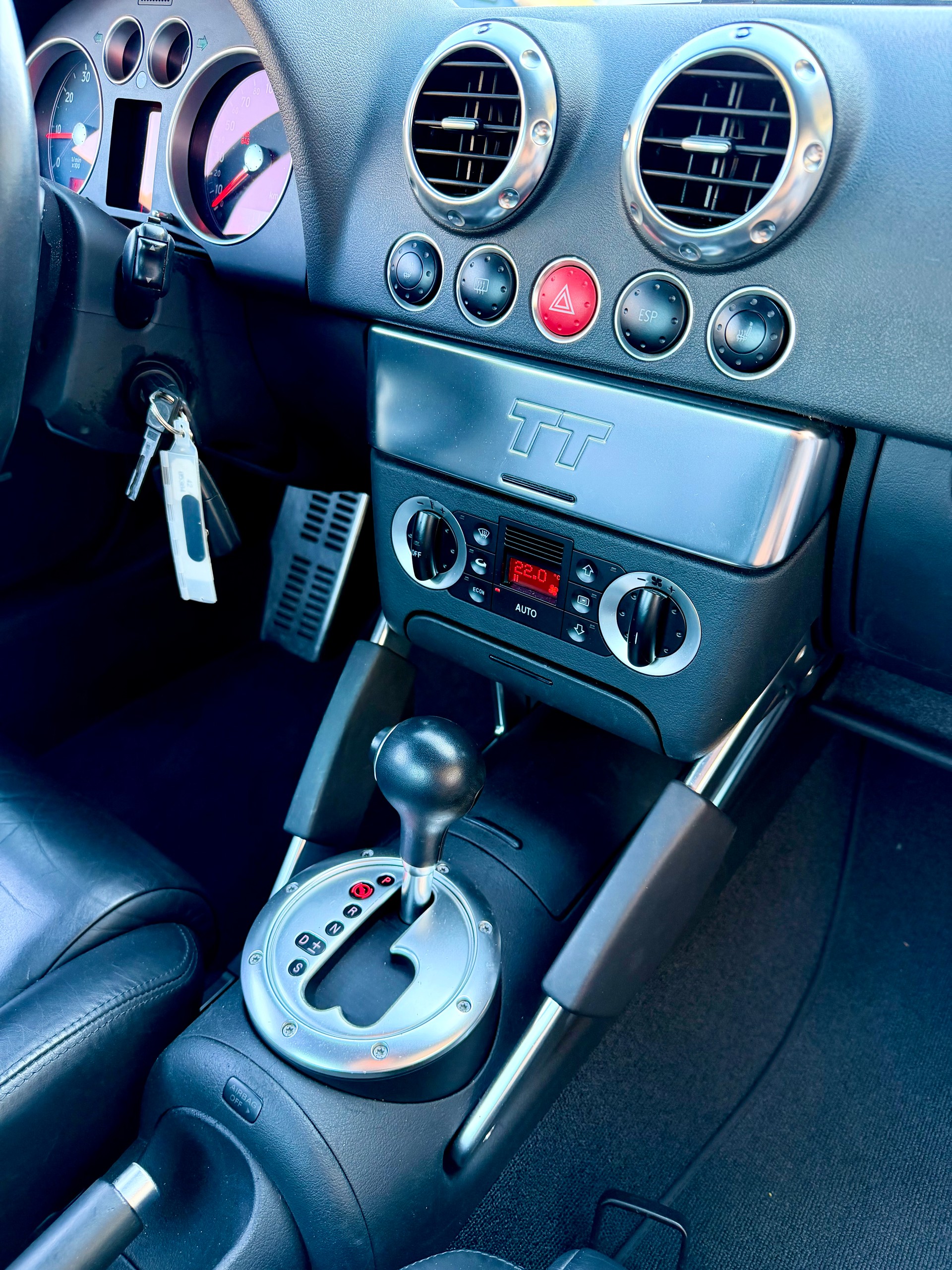 AUDI TT Coupé 3.2 quattro-image-18