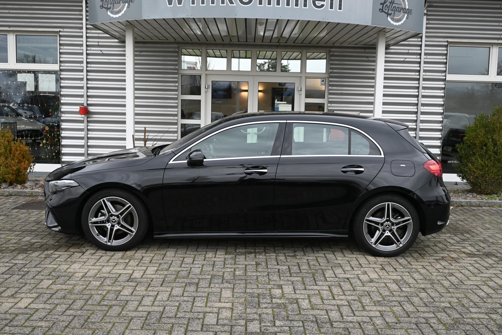 MERCEDES-BENZ A 200 AMG Line 7G-DCT-image-4