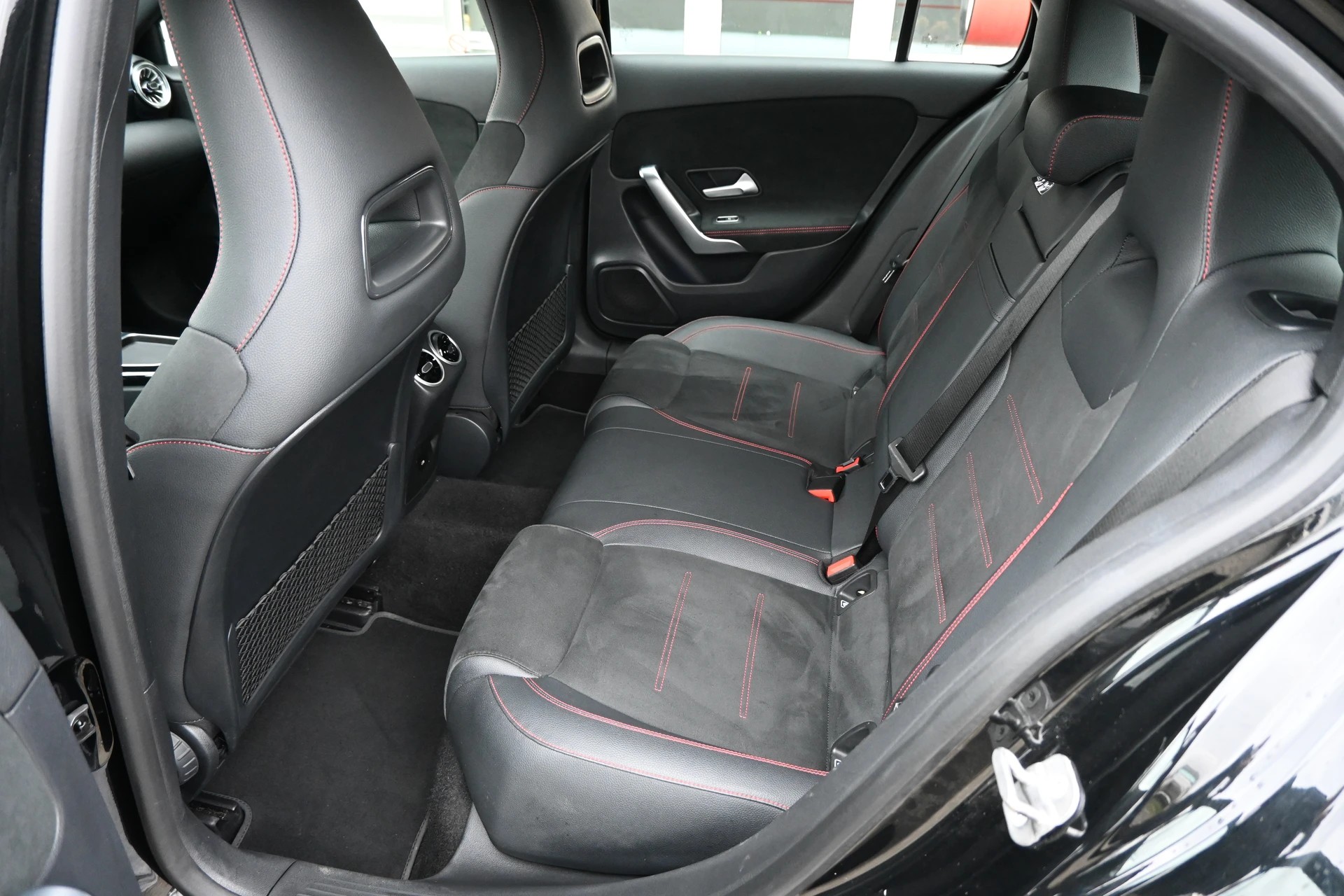 MERCEDES-BENZ A 200 AMG Line 7G-DCT-image-14