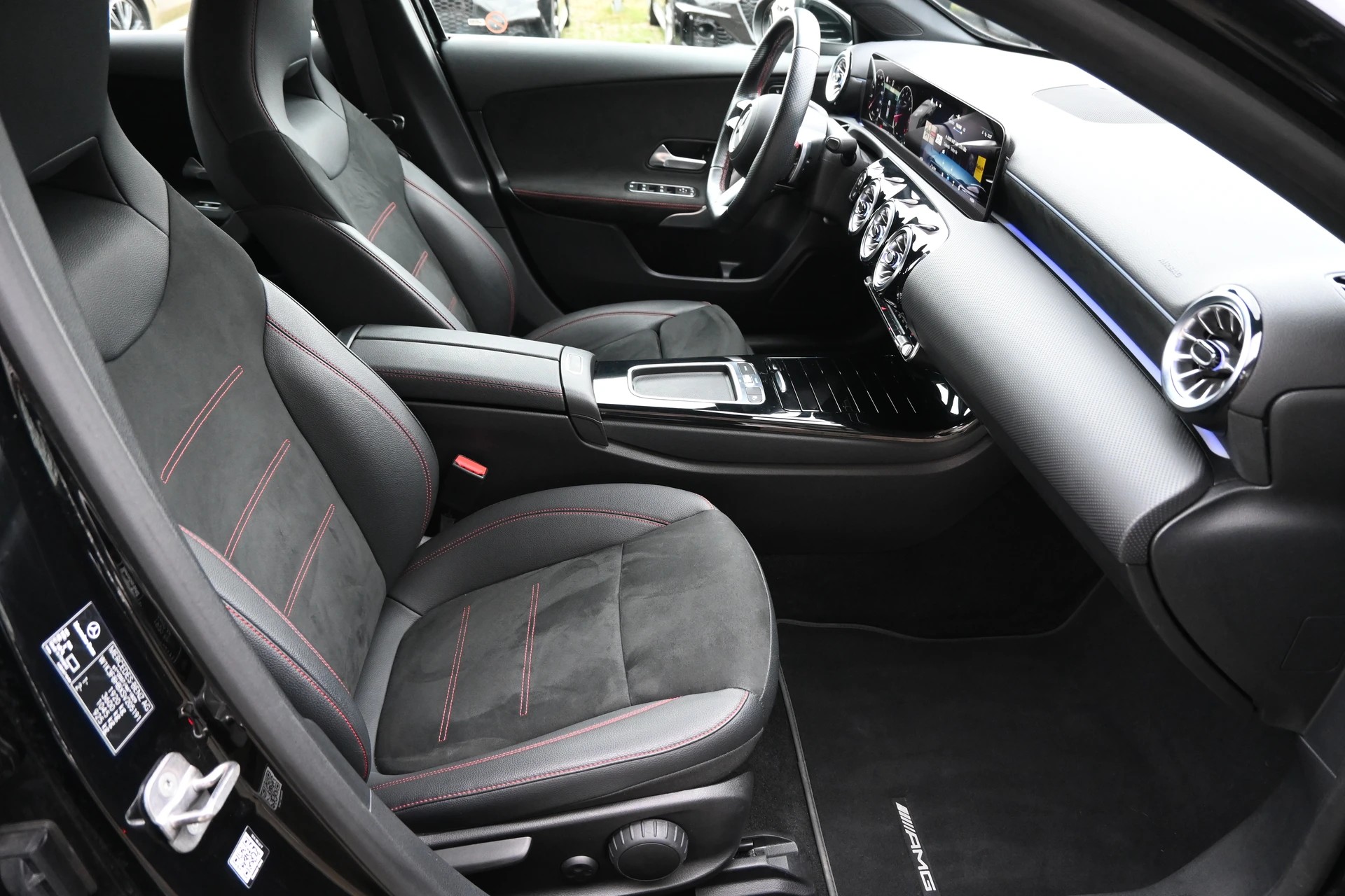 MERCEDES-BENZ A 200 AMG Line 7G-DCT-image-13