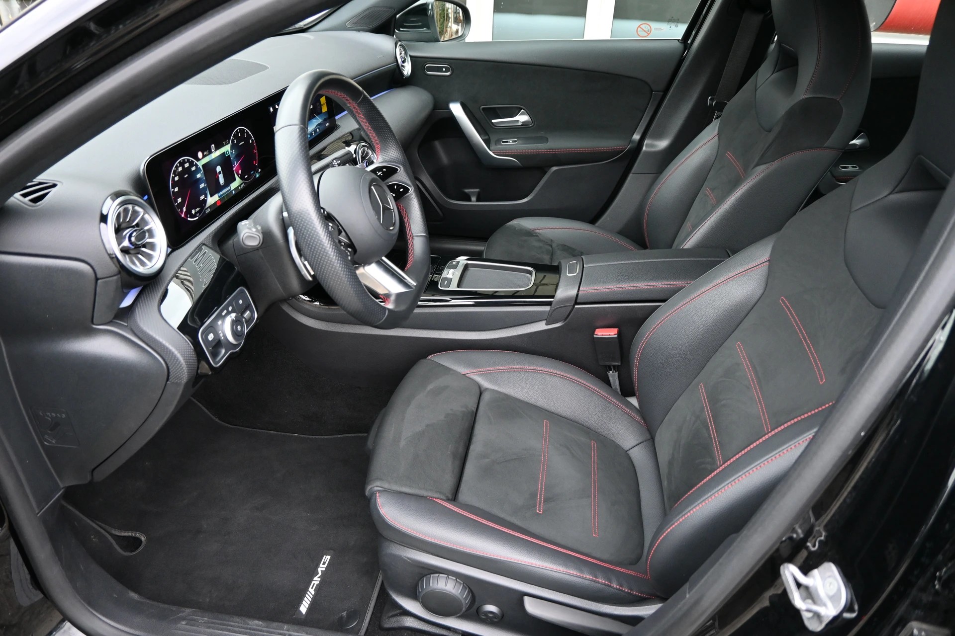 MERCEDES-BENZ A 200 AMG Line 7G-DCT-image-11