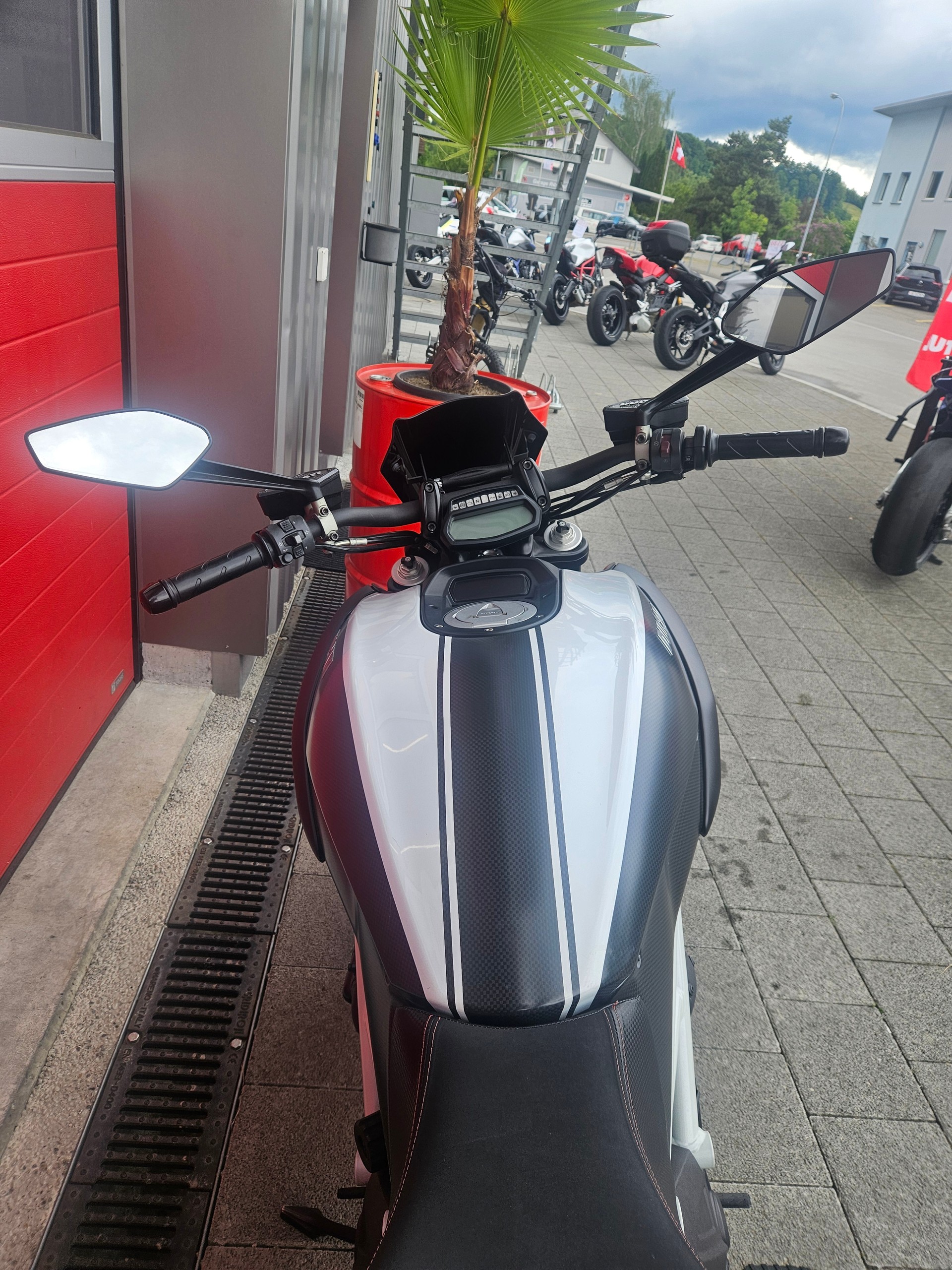 DUCATI Diavel 1200 Carbon-image-6