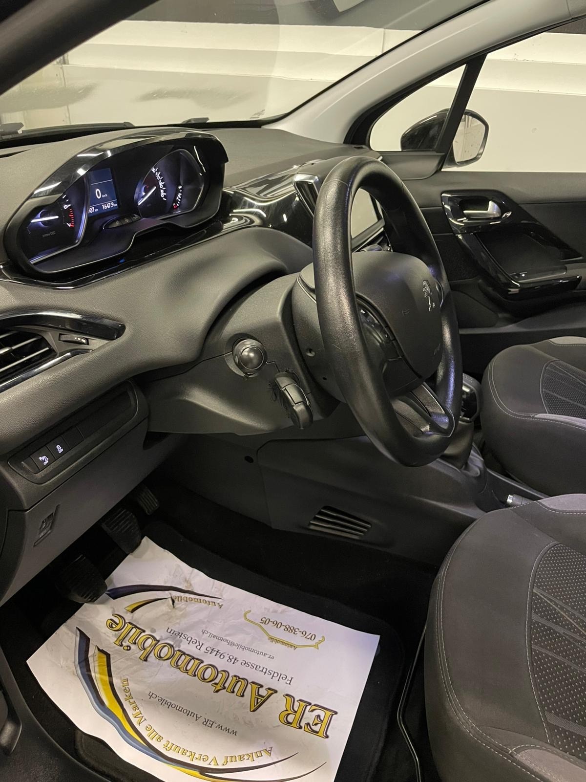 PEUGEOT 208 1.2 VTI Active-image-12