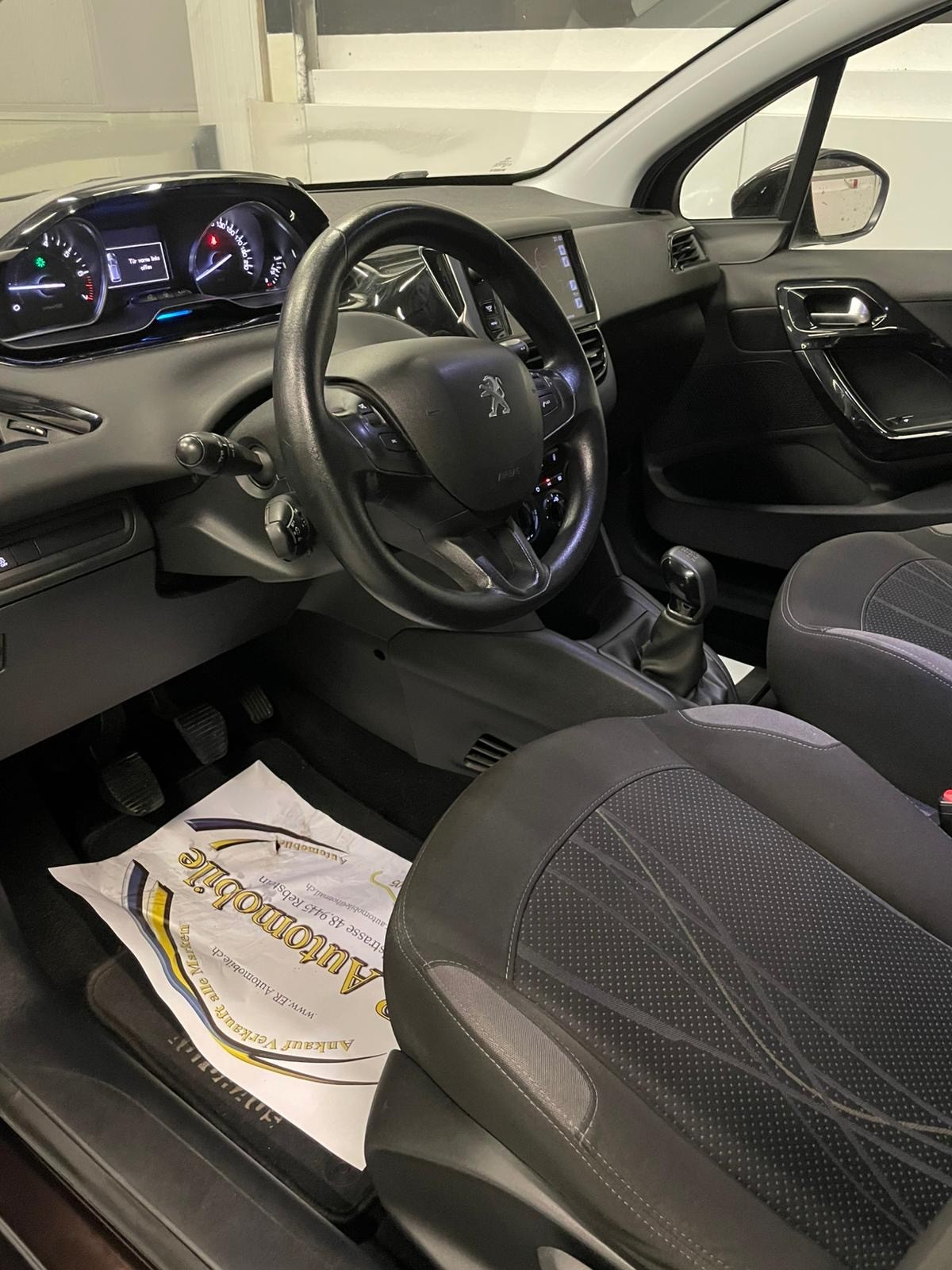 PEUGEOT 208 1.2 VTI Active-image-9