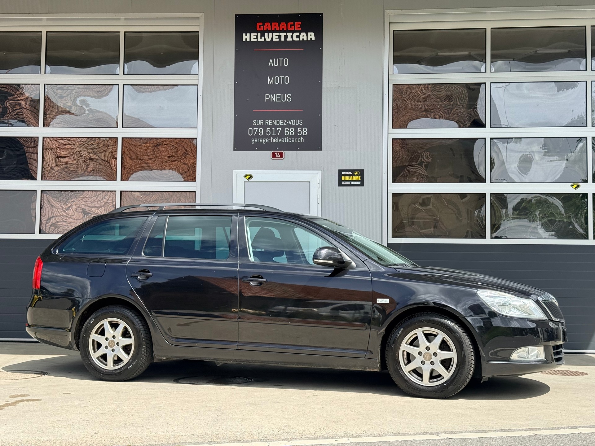 SKODA Octavia Combi 1.8 TSI Ambiente-image-1