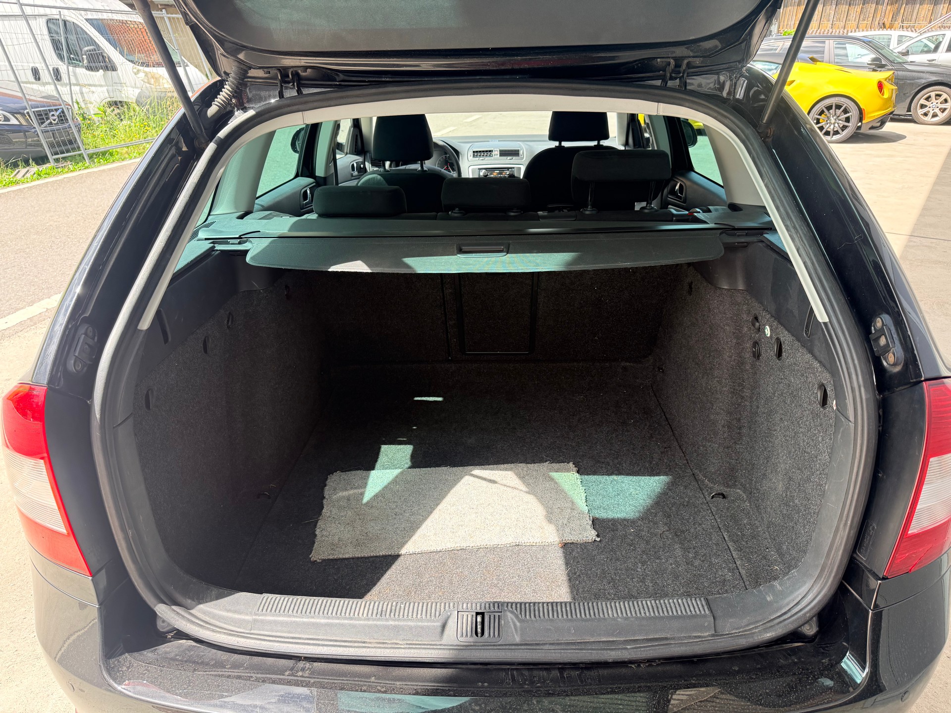 SKODA Octavia Combi 1.8 TSI Ambiente-image-4