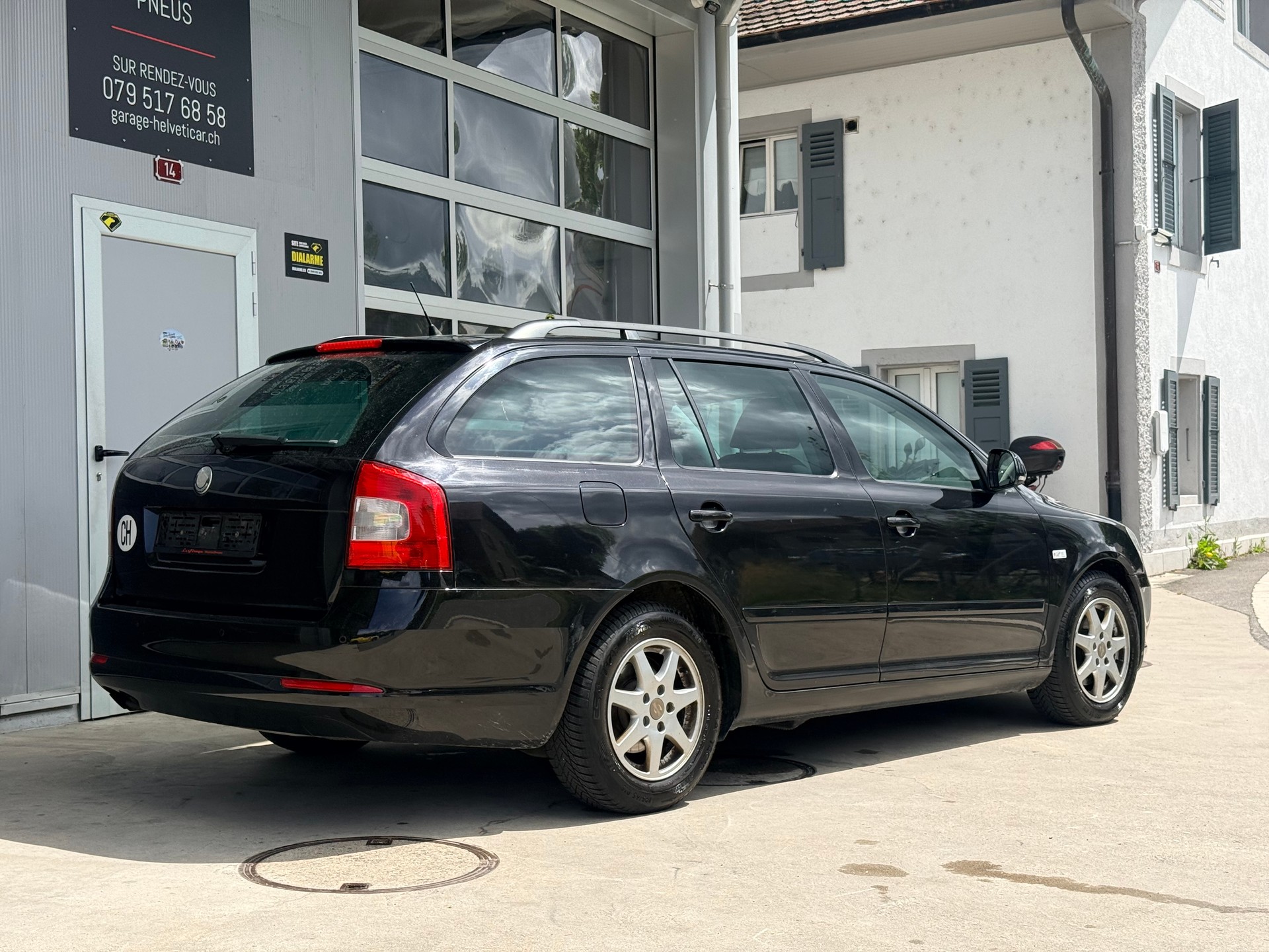 SKODA Octavia Combi 1.8 TSI Ambiente-image-3