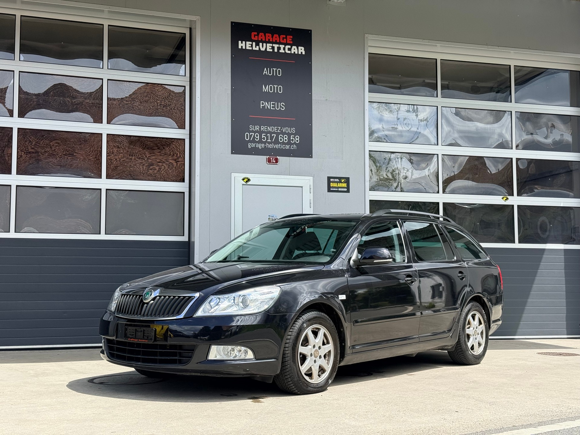 SKODA Octavia Combi 1.8 TSI Ambiente-image-0