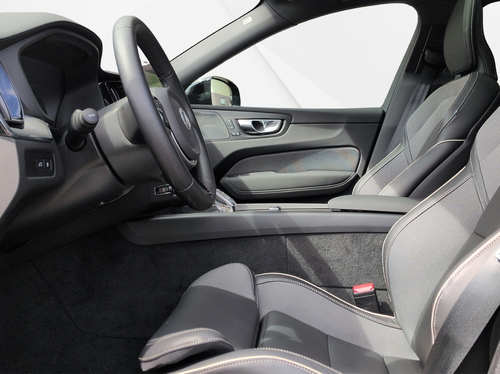 VOLVO XC60 2.0 T6 TE Black Edition eAWD-image-9