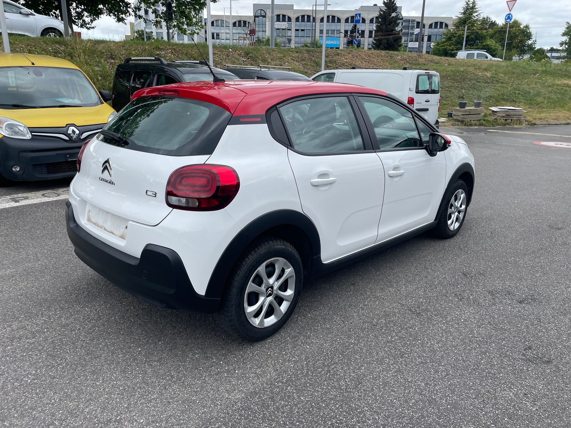 CITROEN C3 1.5 BlueHDi Swiss Edition-image-2