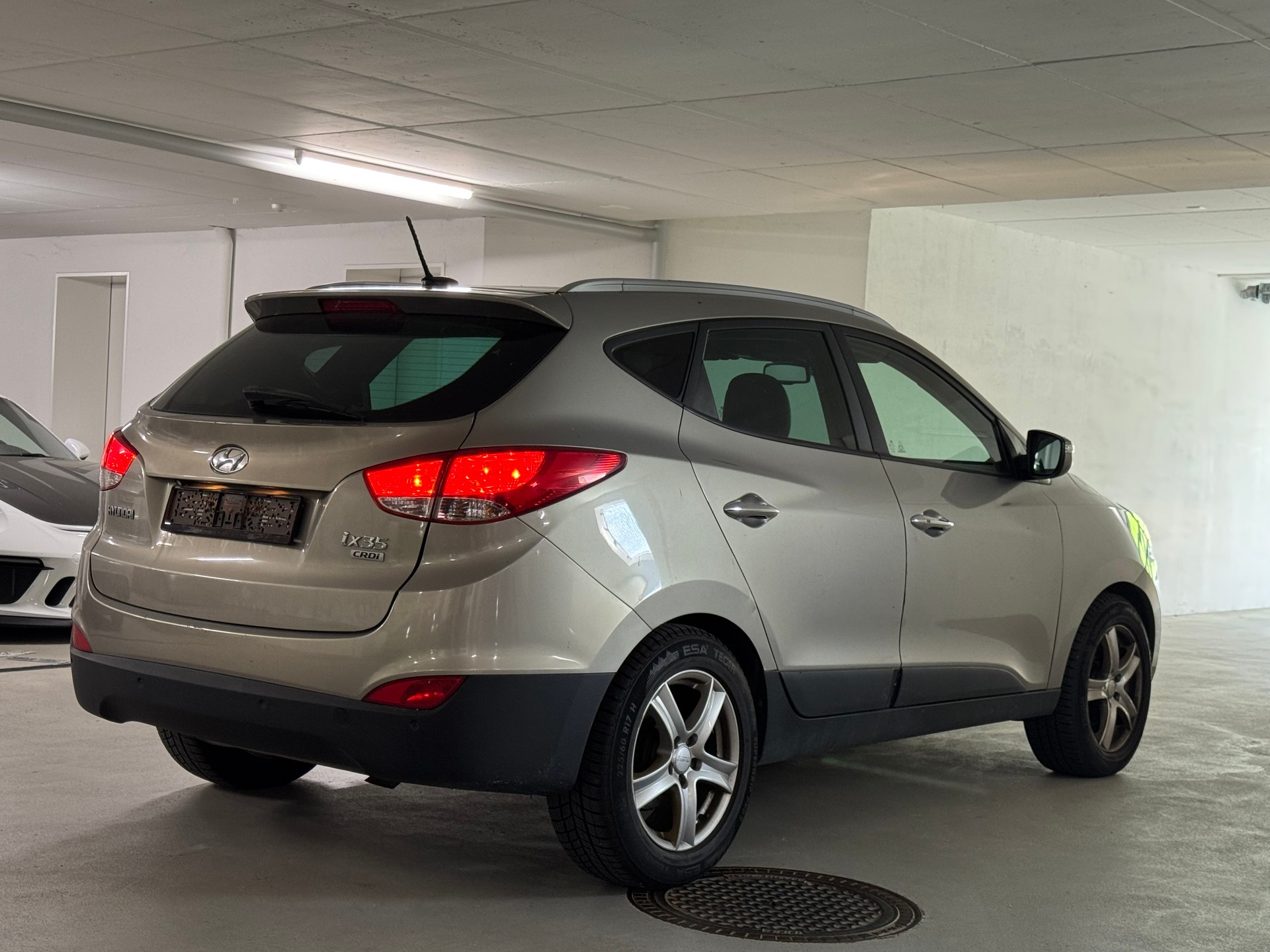 HYUNDAI iX 35 2.0 CRDi Premium 4WD Automatic-image-6