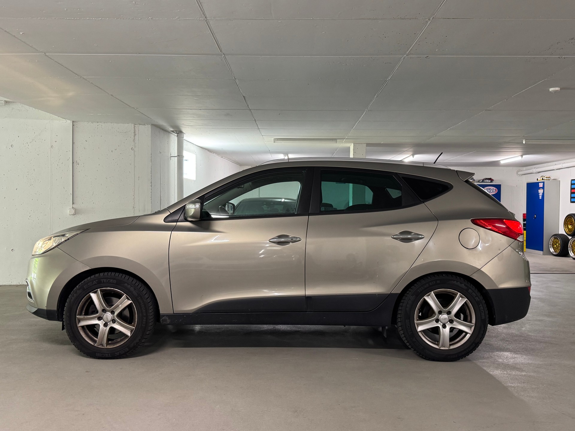 HYUNDAI iX 35 2.0 CRDi Premium 4WD Automatic-image-3