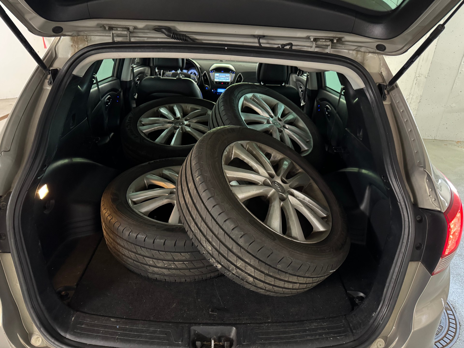 HYUNDAI iX 35 2.0 CRDi Premium 4WD Automatic-image-13