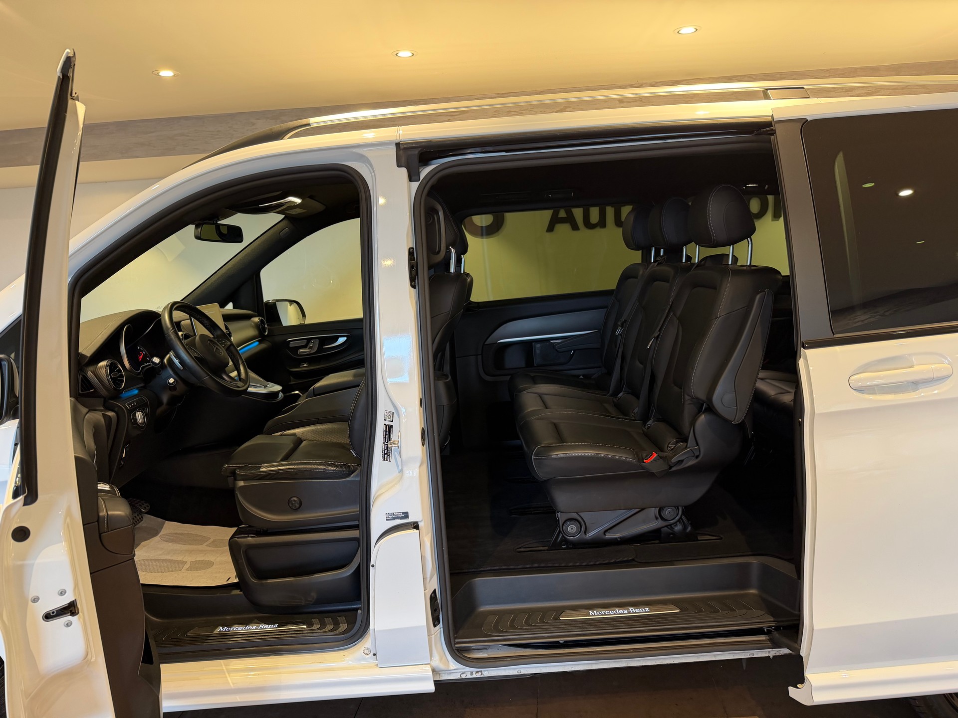 MERCEDES-BENZ V 300 d AMG Line lang Van 4M-image-21