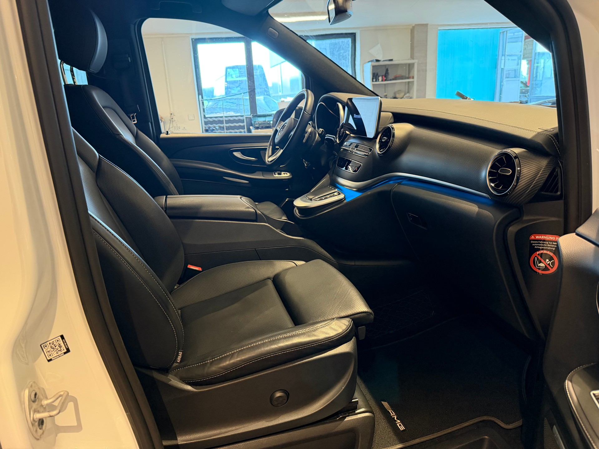 MERCEDES-BENZ V 300 d AMG Line lang Van 4M-image-7