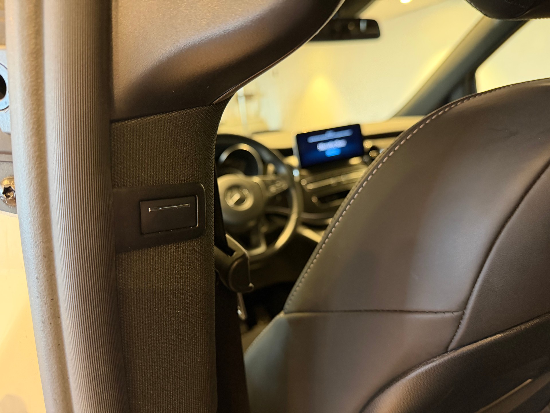 MERCEDES-BENZ V 300 d AMG Line lang Van 4M-image-19