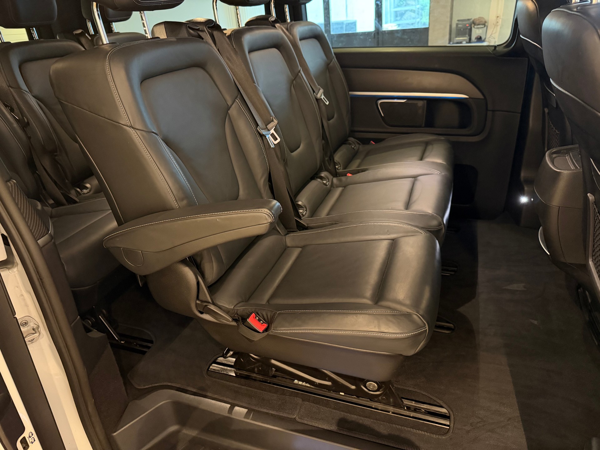 MERCEDES-BENZ V 300 d AMG Line lang Van 4M-image-10