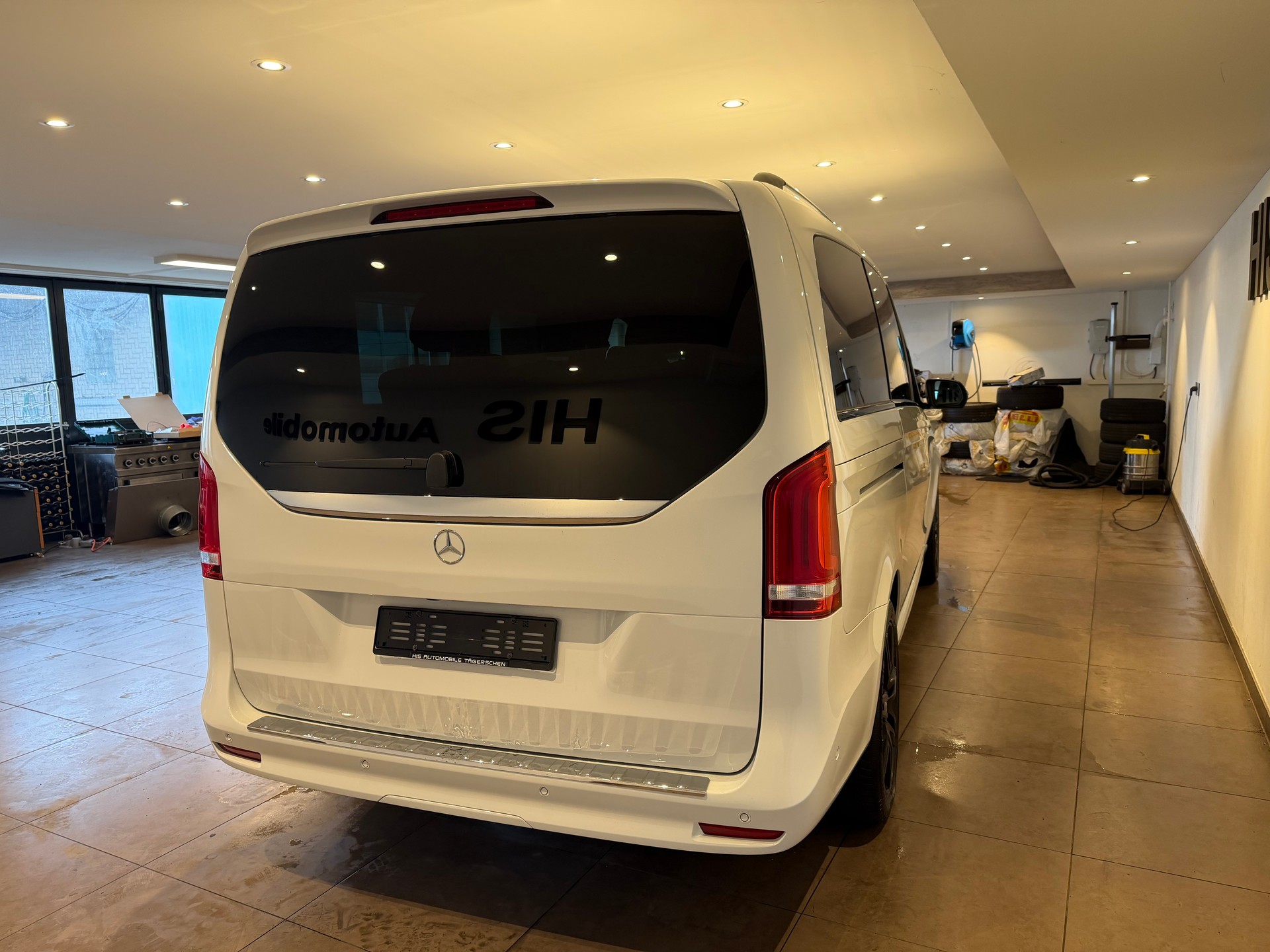 MERCEDES-BENZ V 300 d AMG Line lang Van 4M-image-5