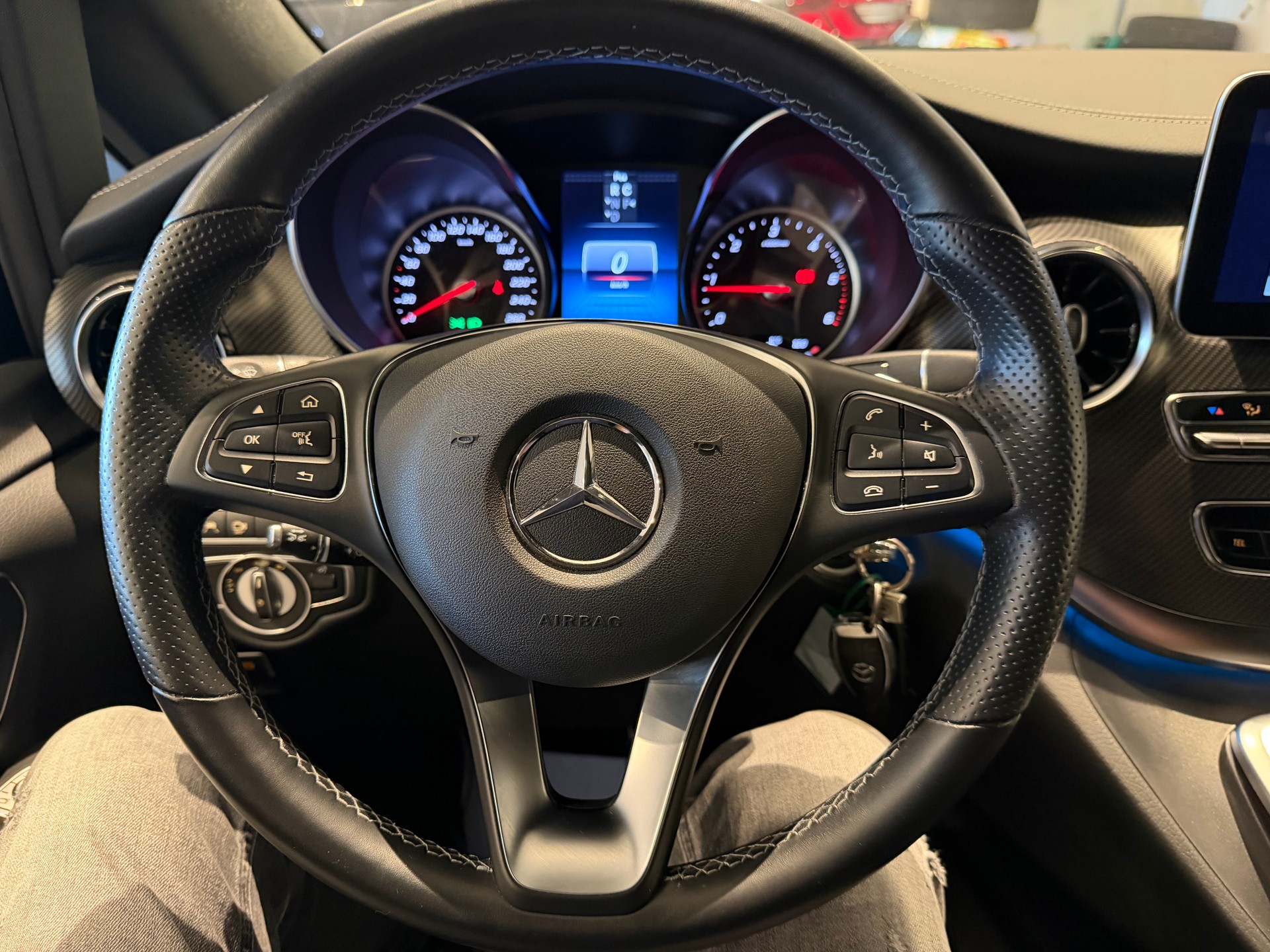 MERCEDES-BENZ V 300 d AMG Line lang Van 4M-image-27