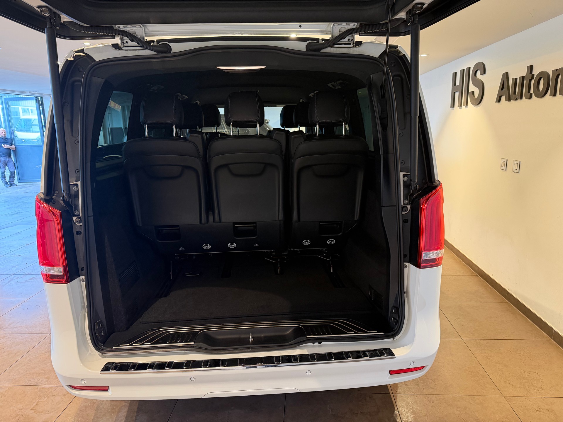 MERCEDES-BENZ V 300 d AMG Line lang Van 4M-image-12