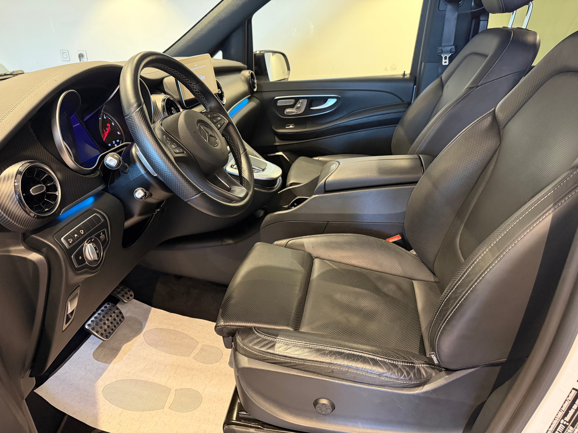 MERCEDES-BENZ V 300 d AMG Line lang Van 4M-image-20