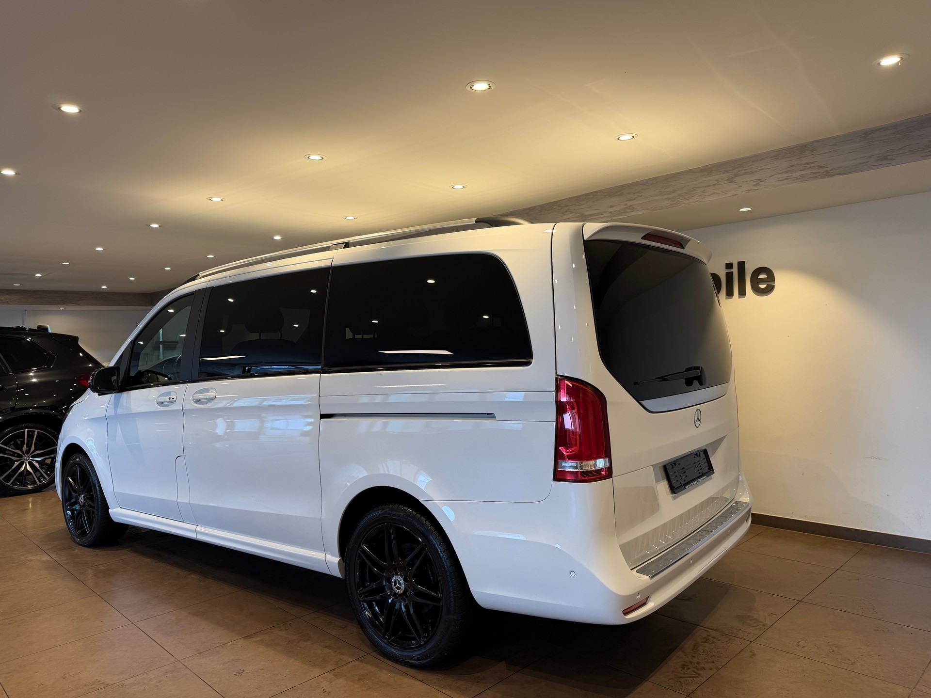 MERCEDES-BENZ V 300 d AMG Line lang Van 4M-image-4