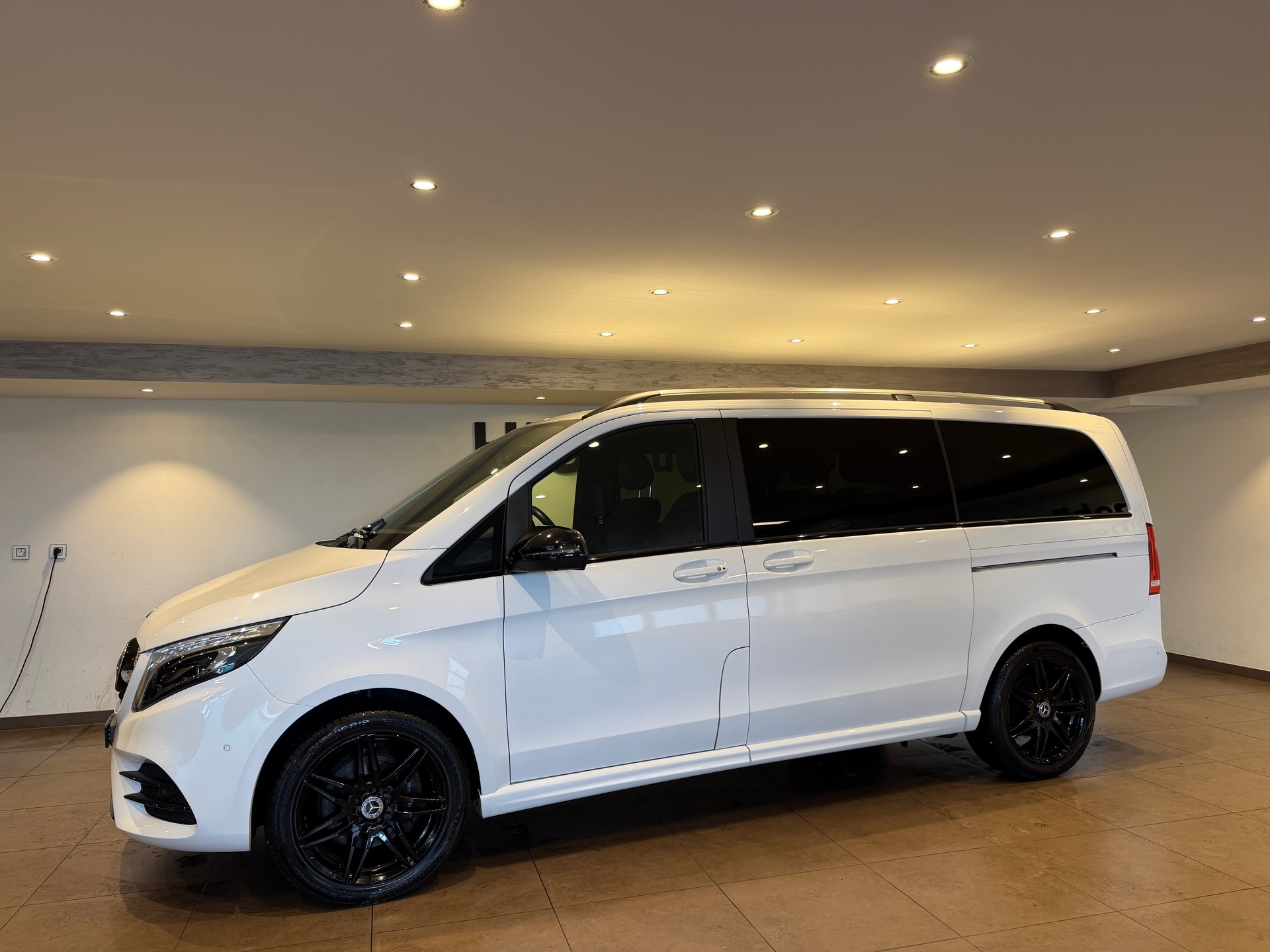 MERCEDES-BENZ V 300 d AMG Line lang Van 4M-showroom-element-3