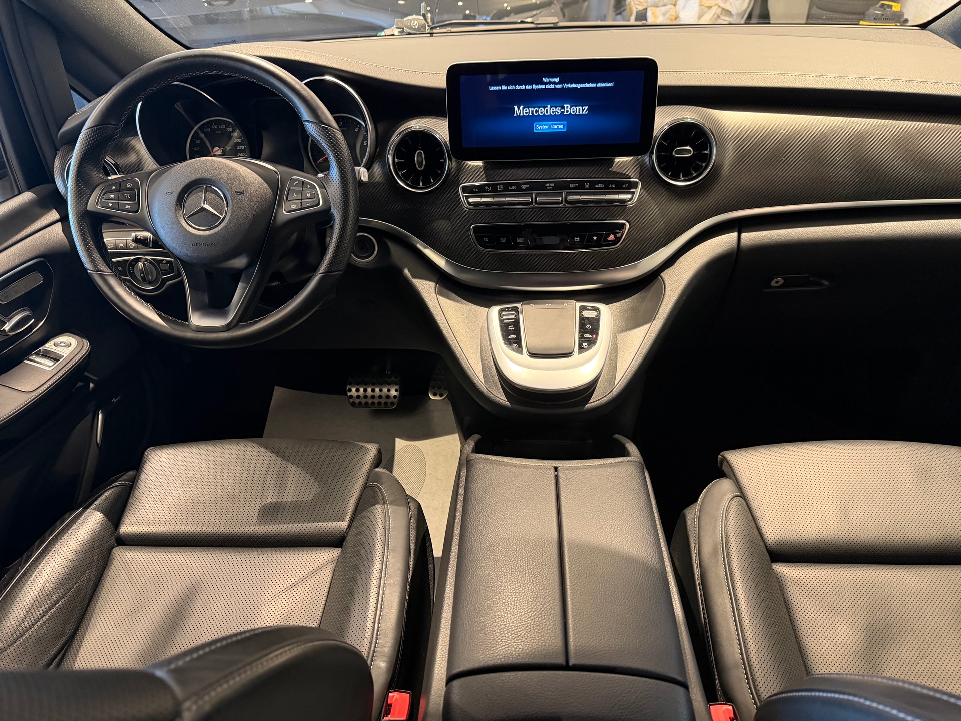 MERCEDES-BENZ V 300 d AMG Line lang Van 4M-image-11