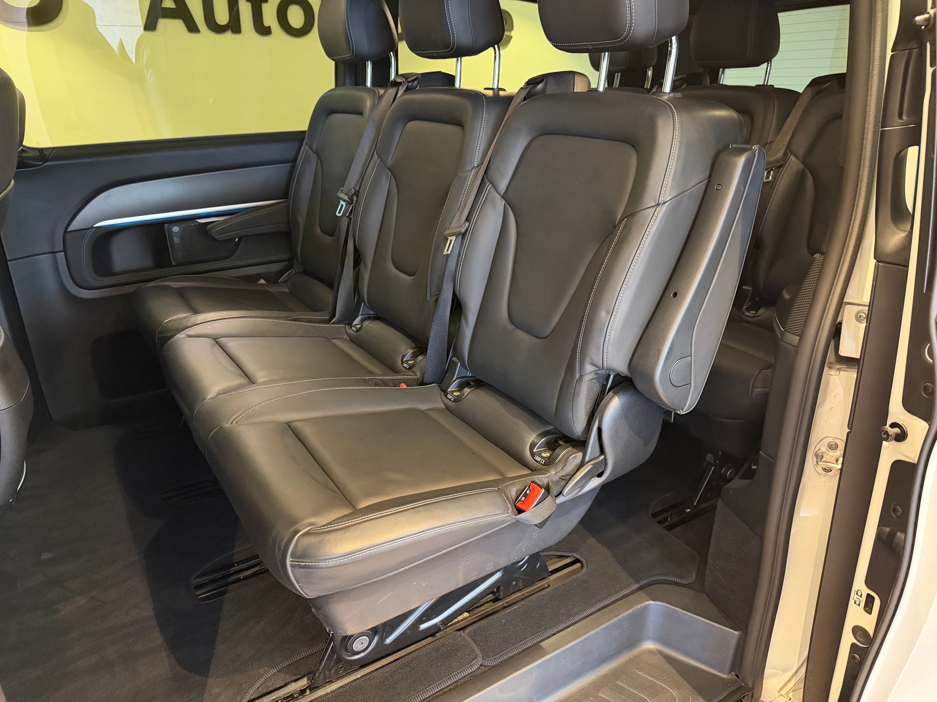 MERCEDES-BENZ V 300 d AMG Line lang Van 4M-image-18