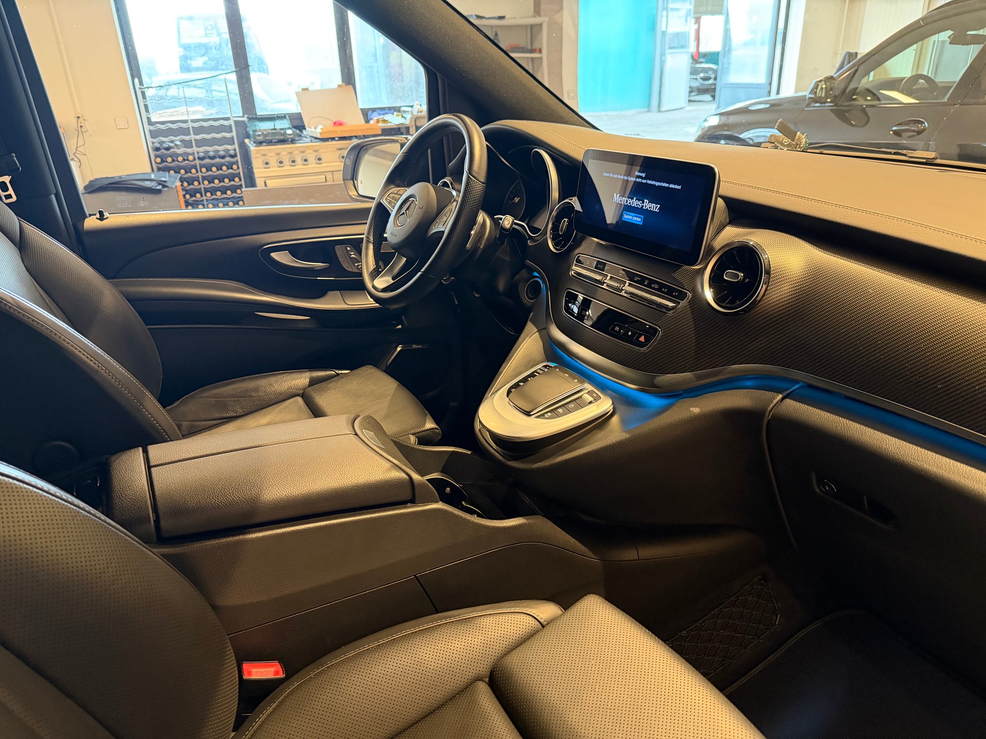 MERCEDES-BENZ V 300 d AMG Line lang Van 4M-image-9