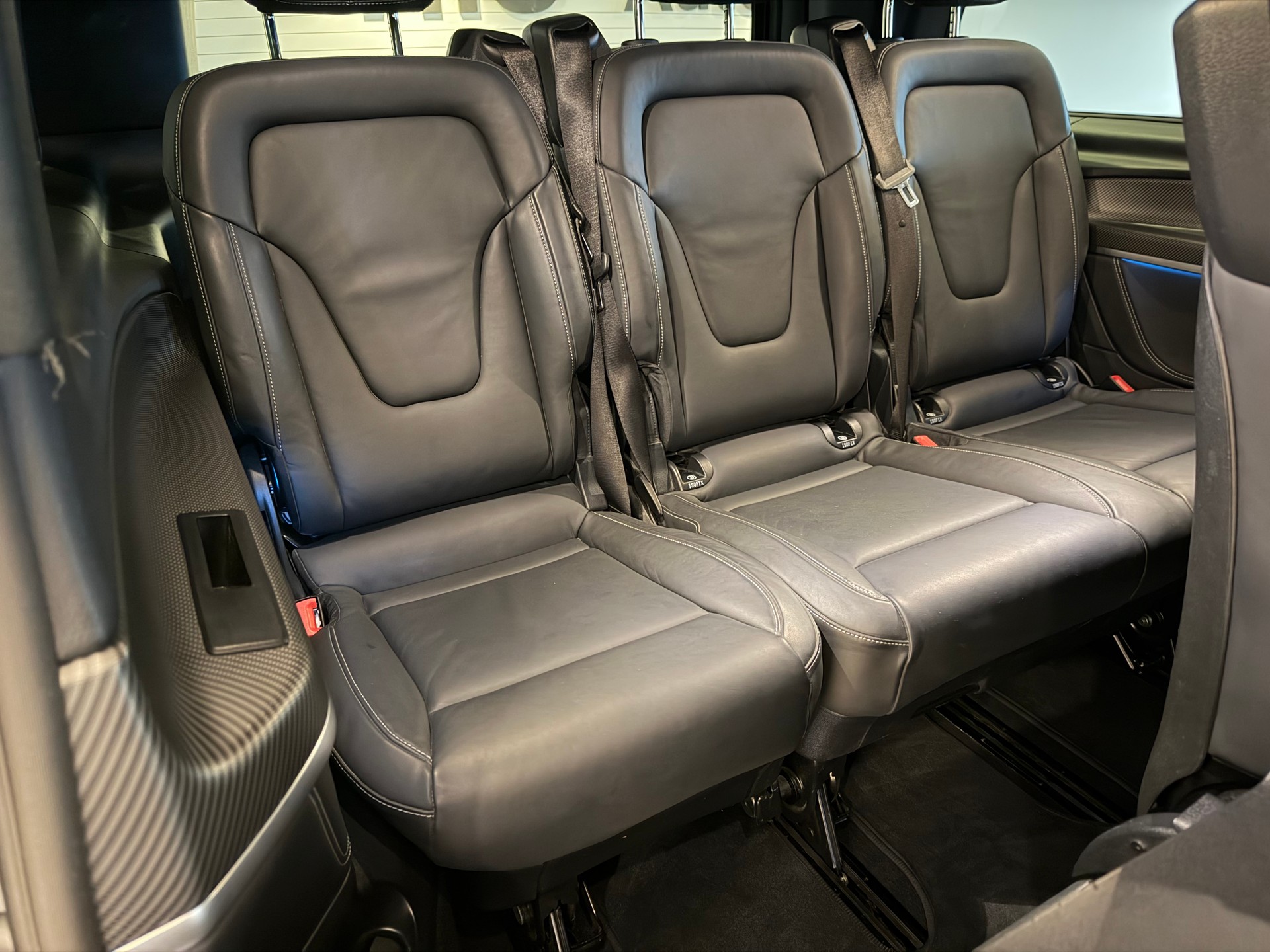 MERCEDES-BENZ V 300 d AMG Line lang Van 4M-image-17