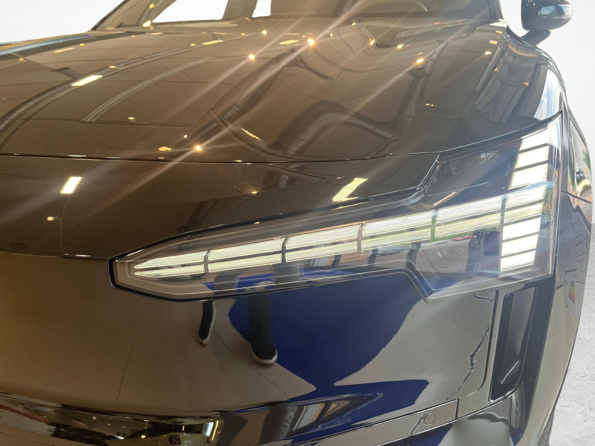 VOLVO EX30 E60 Plus Swiss Black Edition-image-16