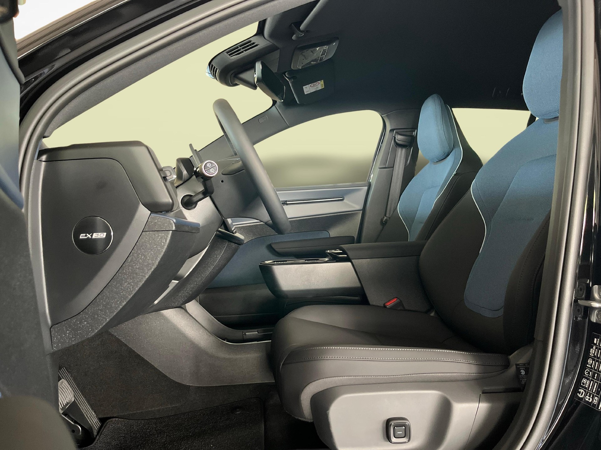 VOLVO EX30 E60 Plus Swiss Black Edition-image-5