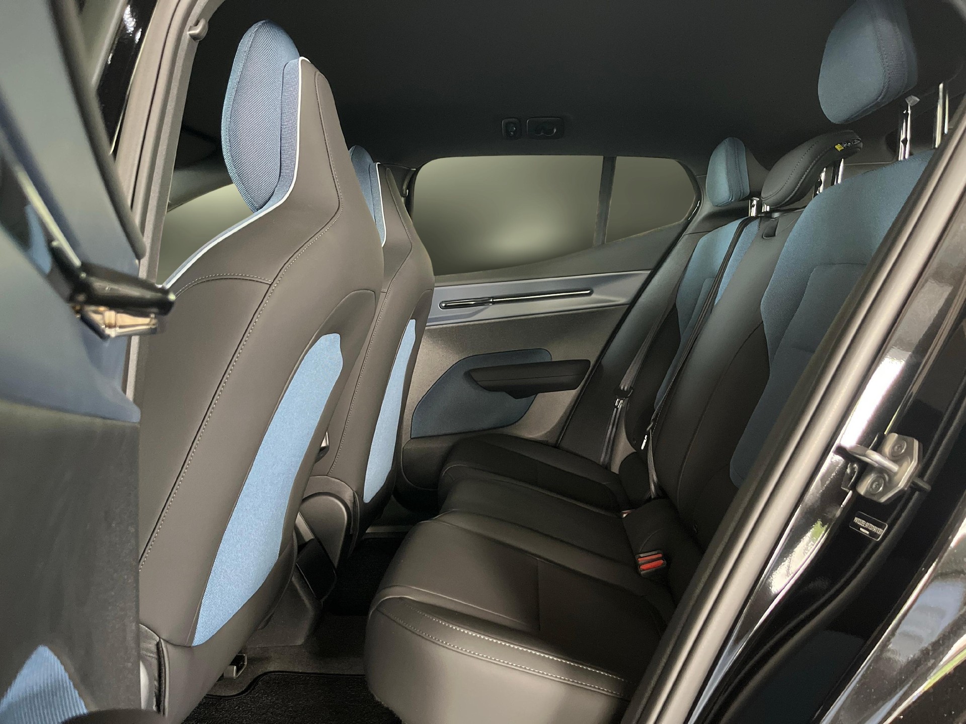 VOLVO EX30 E60 Plus Swiss Black Edition-image-6