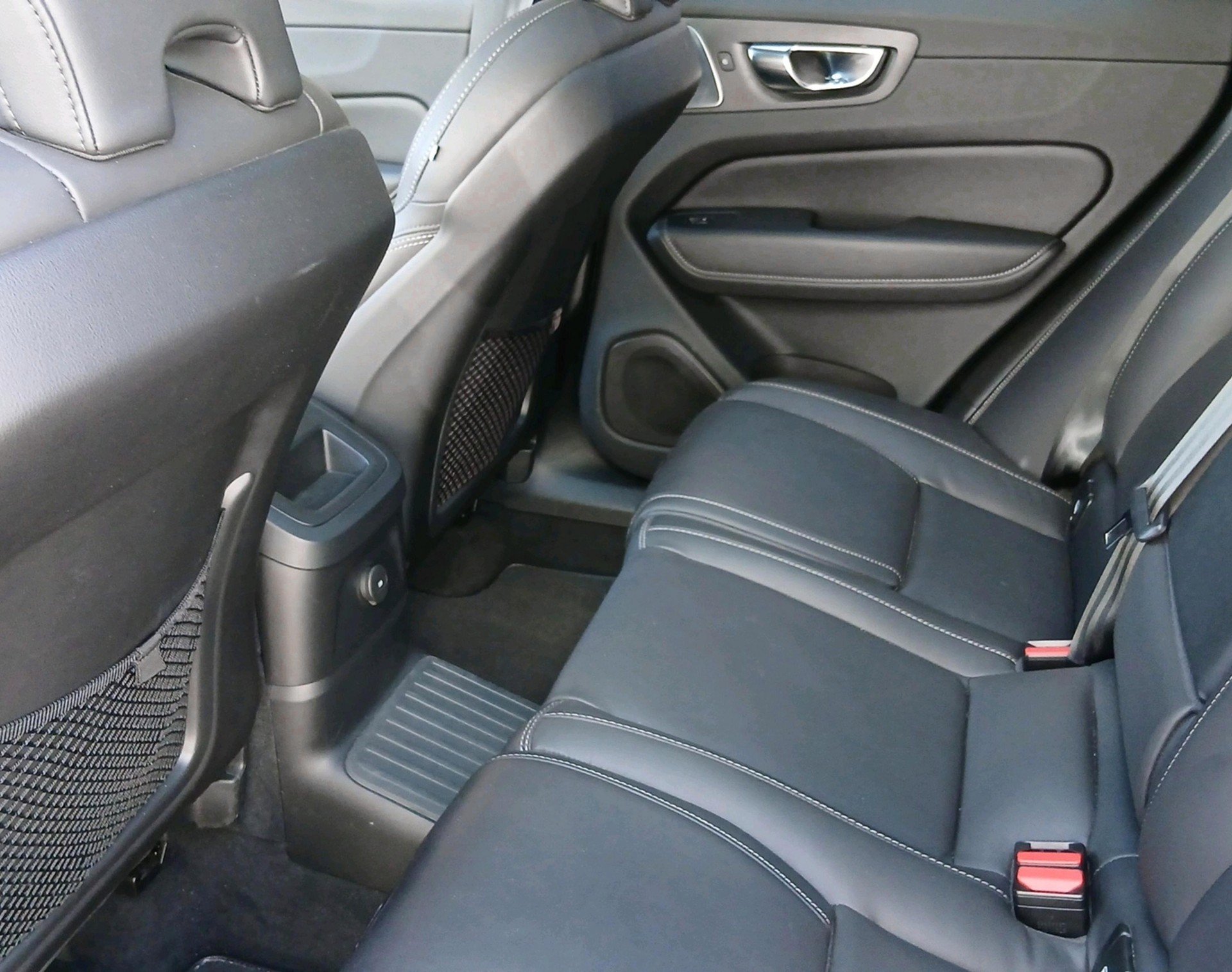 VOLVO XC60 2.0 T8 TE R-Design eAWD-image-3