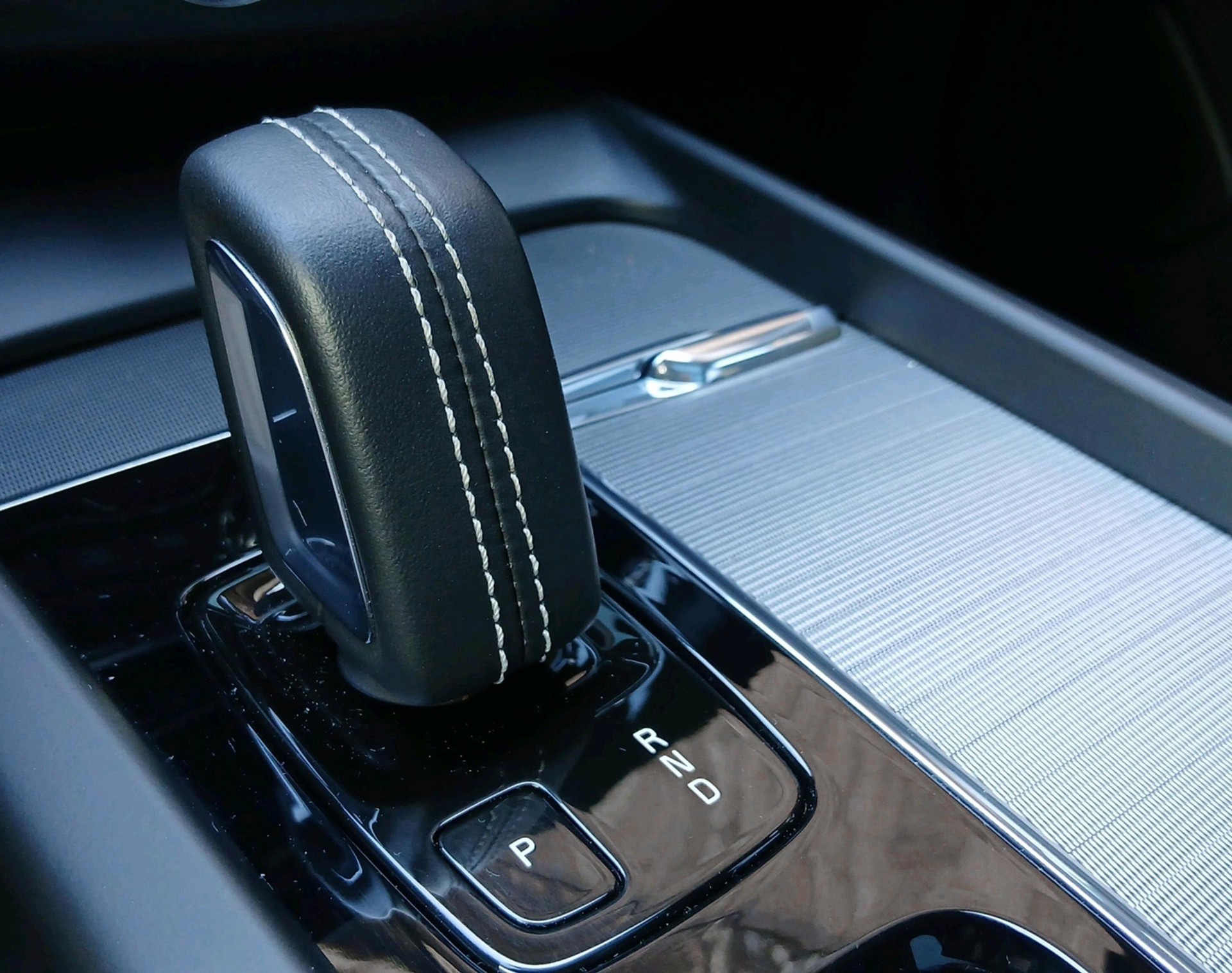 VOLVO XC60 2.0 T8 TE R-Design eAWD-image-21