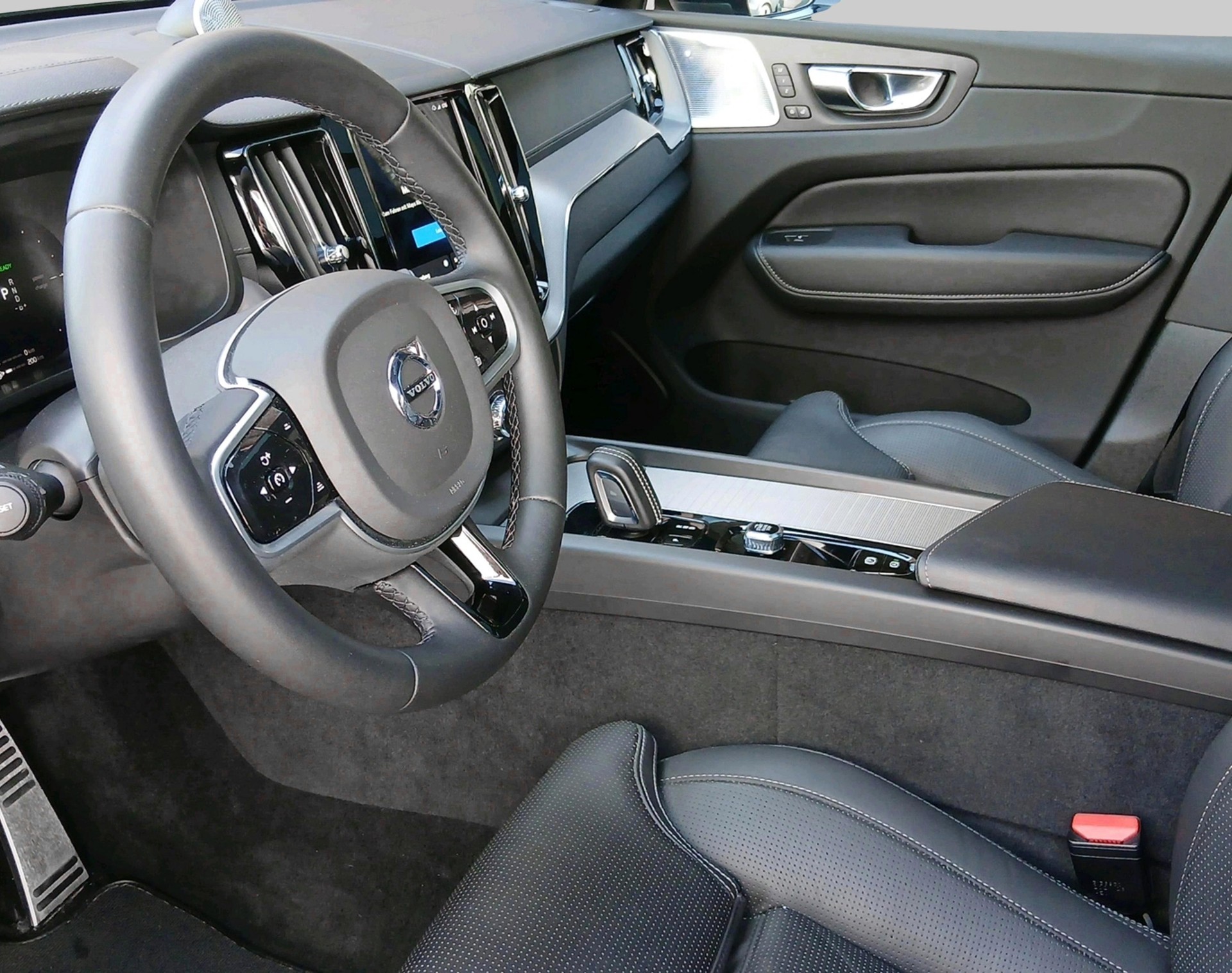 VOLVO XC60 2.0 T8 TE R-Design eAWD-image-16