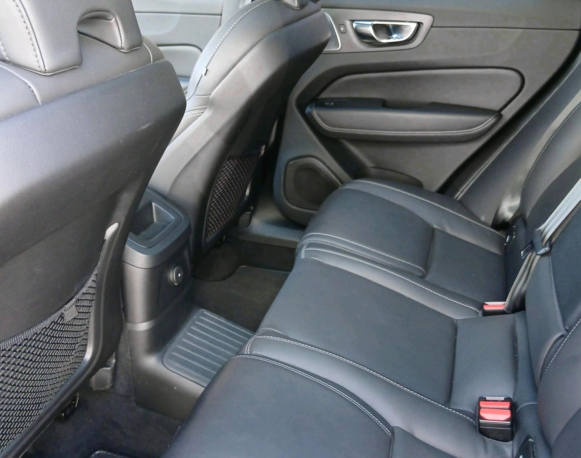 VOLVO XC60 2.0 T8 TE R-Design eAWD-image-6