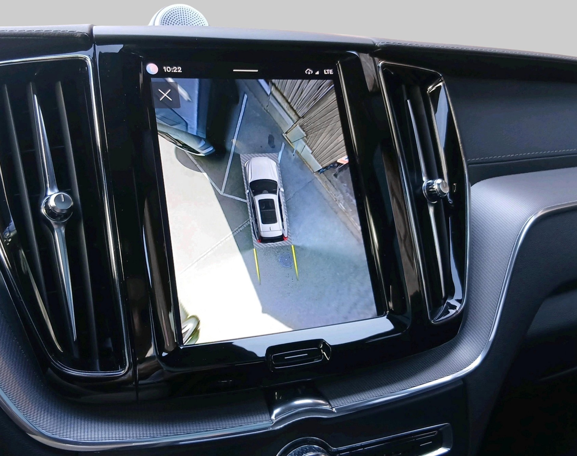 VOLVO XC60 2.0 T8 TE R-Design eAWD-image-17