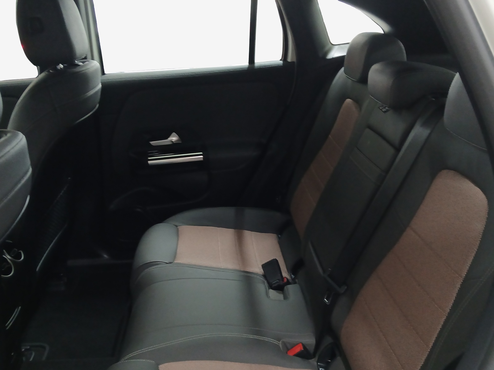 MERCEDES-BENZ EQA 250-image-12