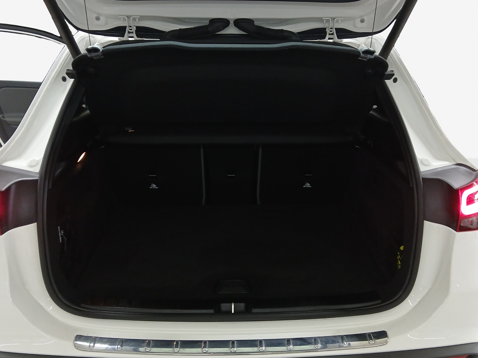 MERCEDES-BENZ EQA 250-image-13