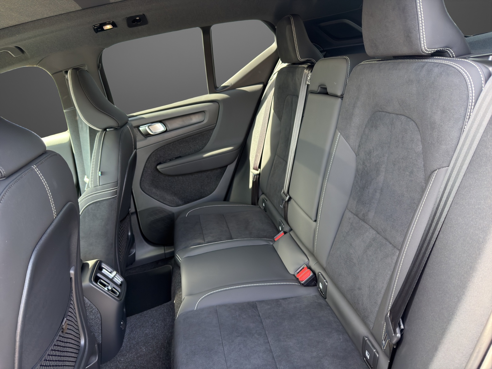 VOLVO EX40 Twin Black Edition AWD-image-11