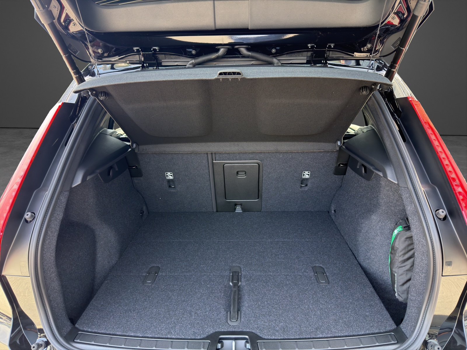 VOLVO EX40 Twin Black Edition AWD-image-17
