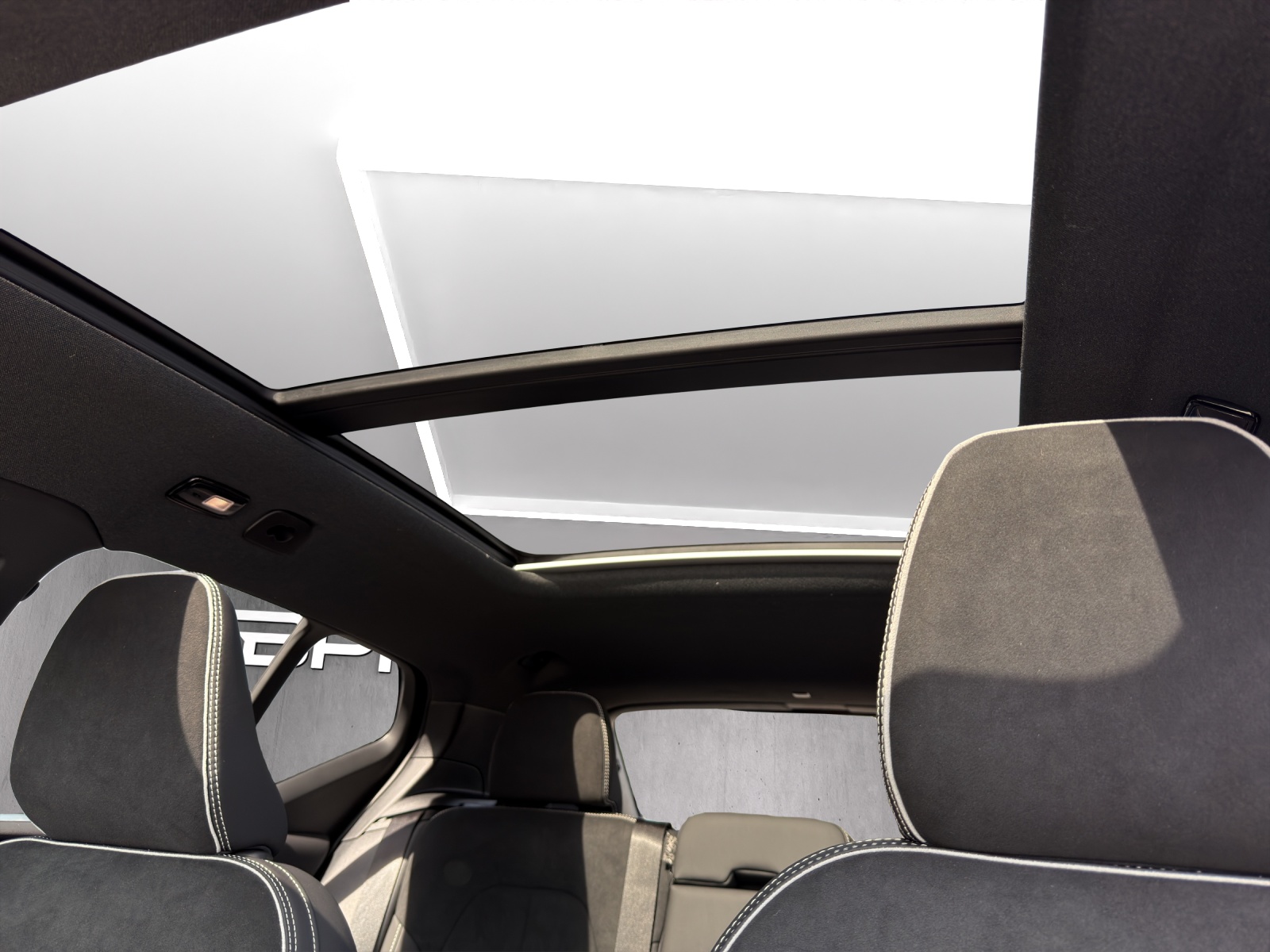 VOLVO EX40 Twin Black Edition AWD-image-13