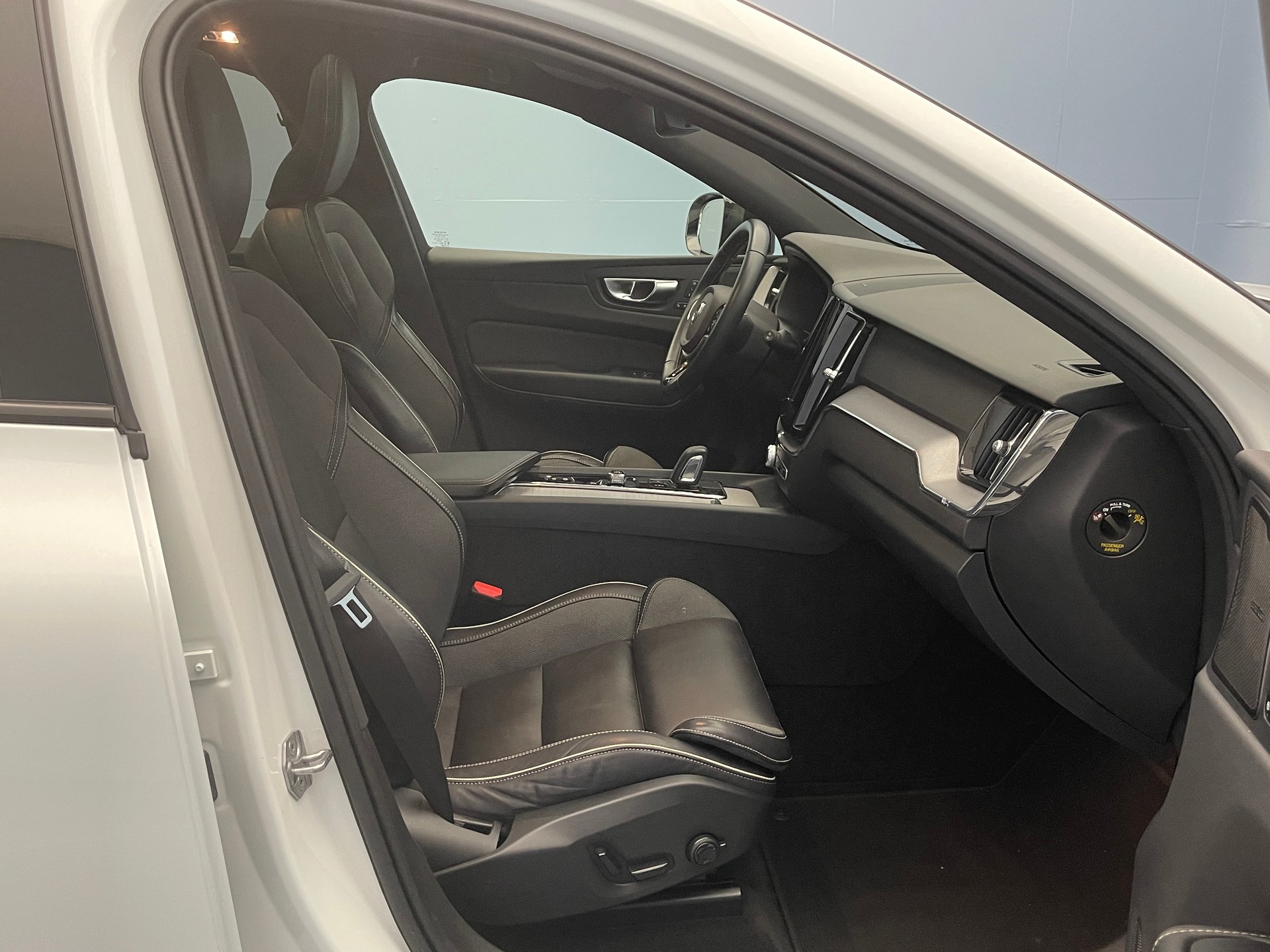 VOLVO XC60 2.0 T8 TE R-Design eAWD-image-8