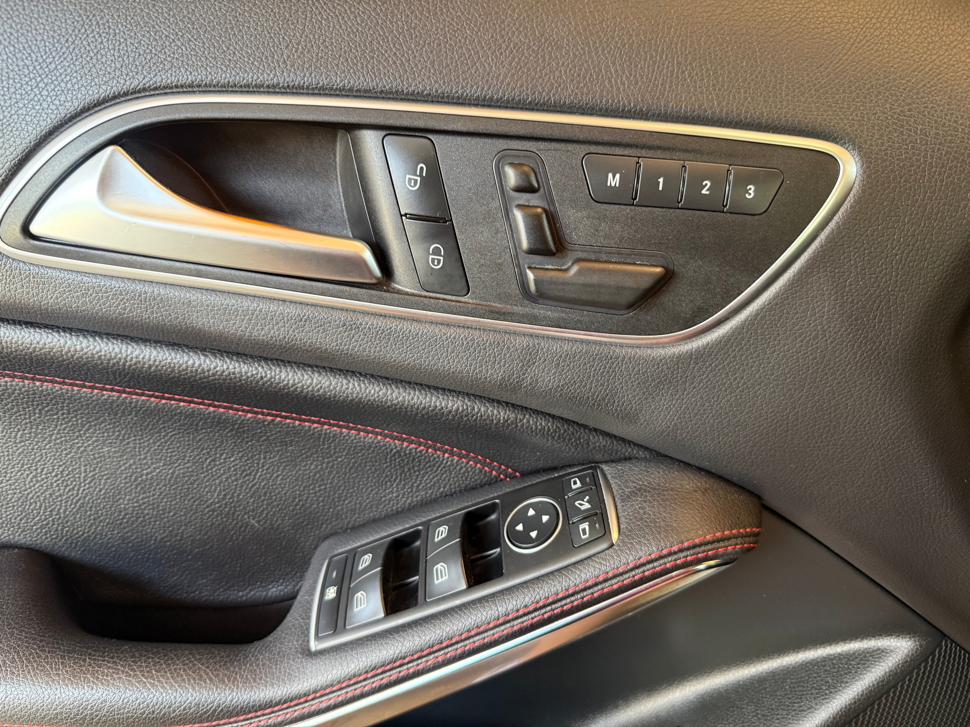 MERCEDES-BENZ GLA 250 AMG Line 4Matic 7G-DCT-image-9