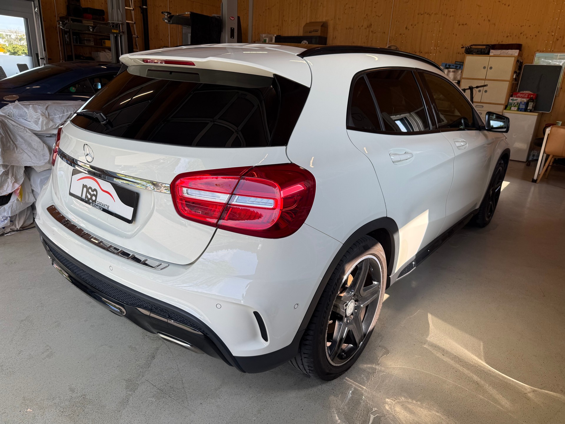 MERCEDES-BENZ GLA 250 AMG Line 4Matic 7G-DCT-image-3