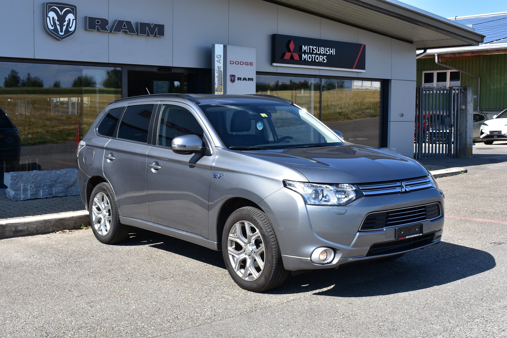 MITSUBISHI Outlander 2.0 PHEV Intense-image-1