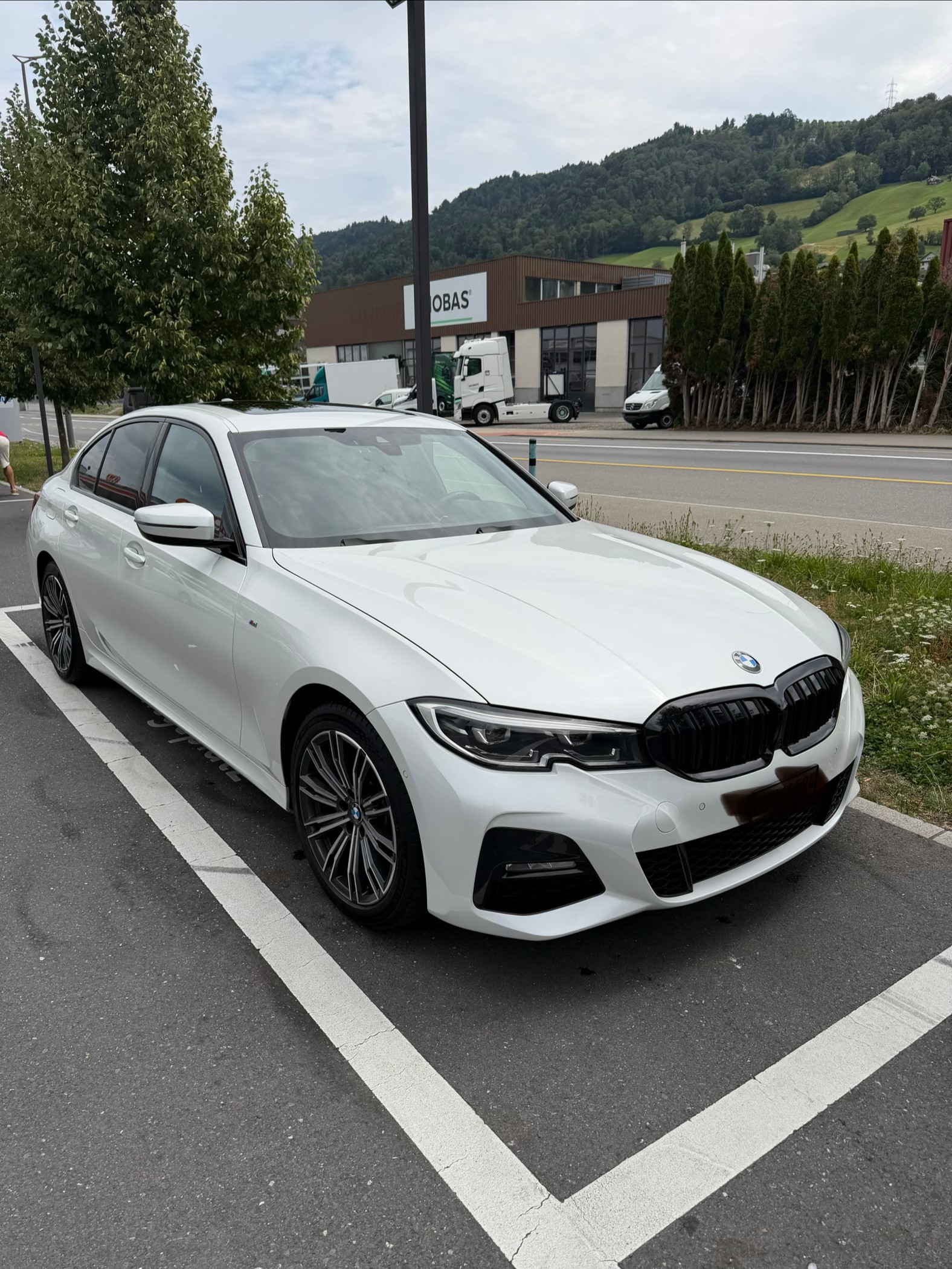 BMW 330e-image-0