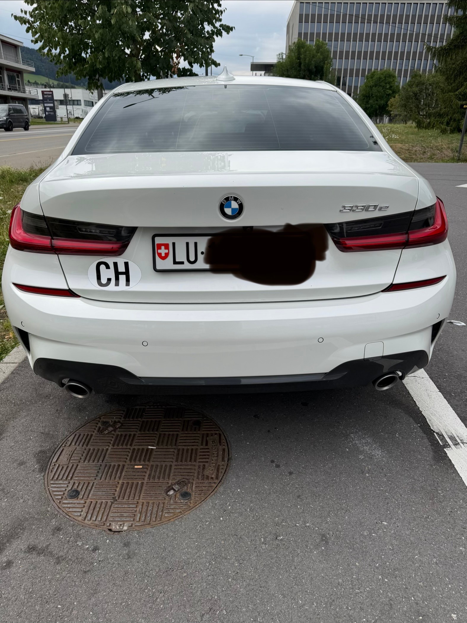 BMW 330e-image-3